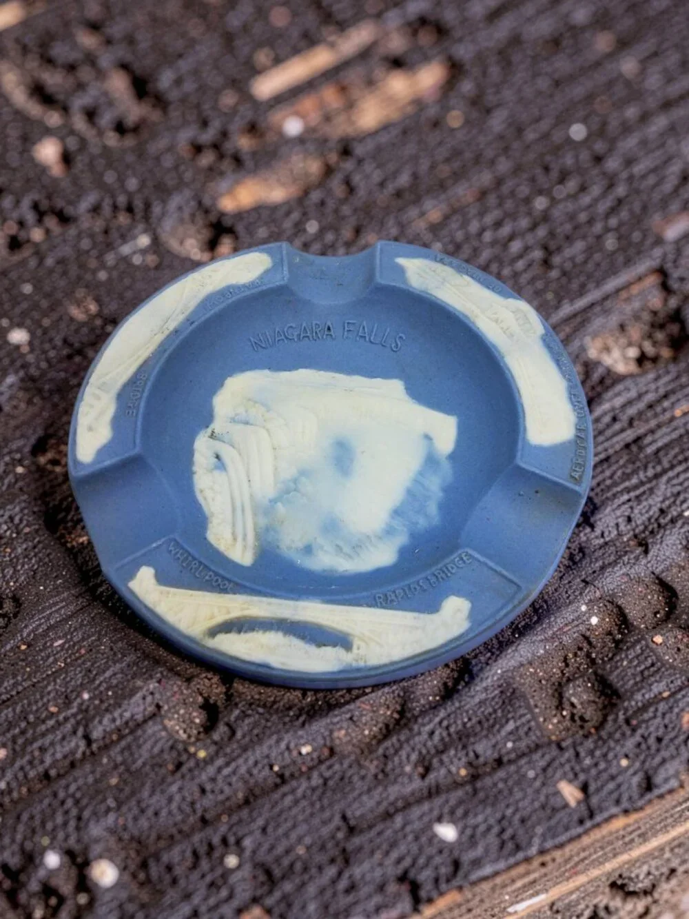 vintage 1940s sandstone blue/white niagara falls ashtray